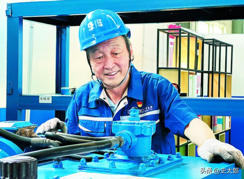 仅有初中文化的许振超，1974 年进青岛港当码头工人，他练就 "一钩准"" 一钩