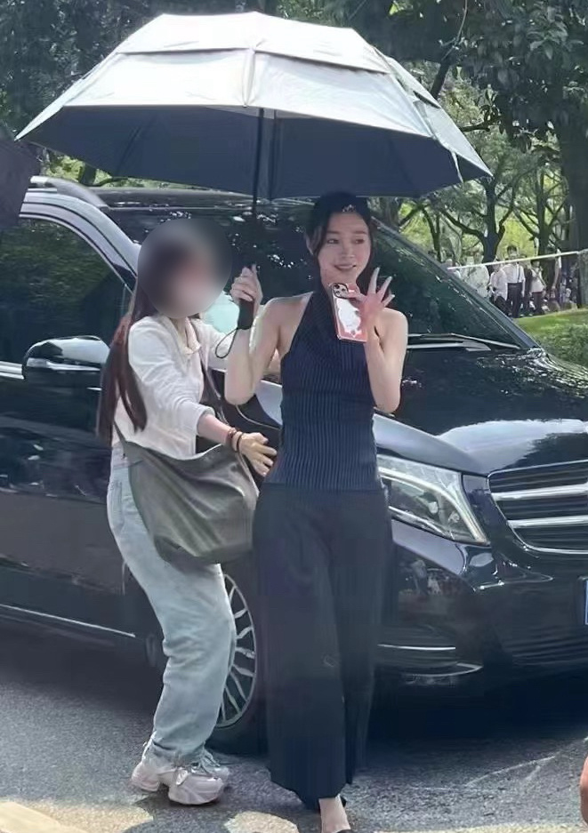 偶遇宋轶在成都大学拍摄，生图都这么美[憧憬]，期待任语真！ ​​​