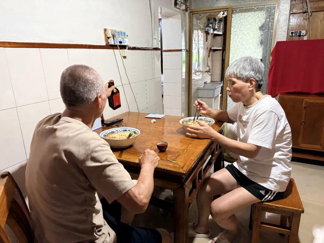 浙江 75 岁 “葫芦娃爷爷” 意外走红！老伴红着眼眶哭诉：25 年前痛失爱女，