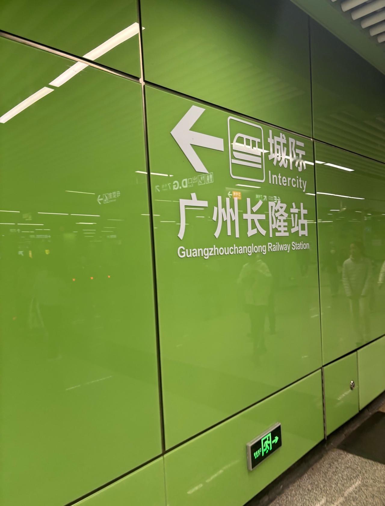 头顶的杂技世界✨
📍广州 
广州长隆真的适合所有小朋友来打卡。活动丰富，设施虽