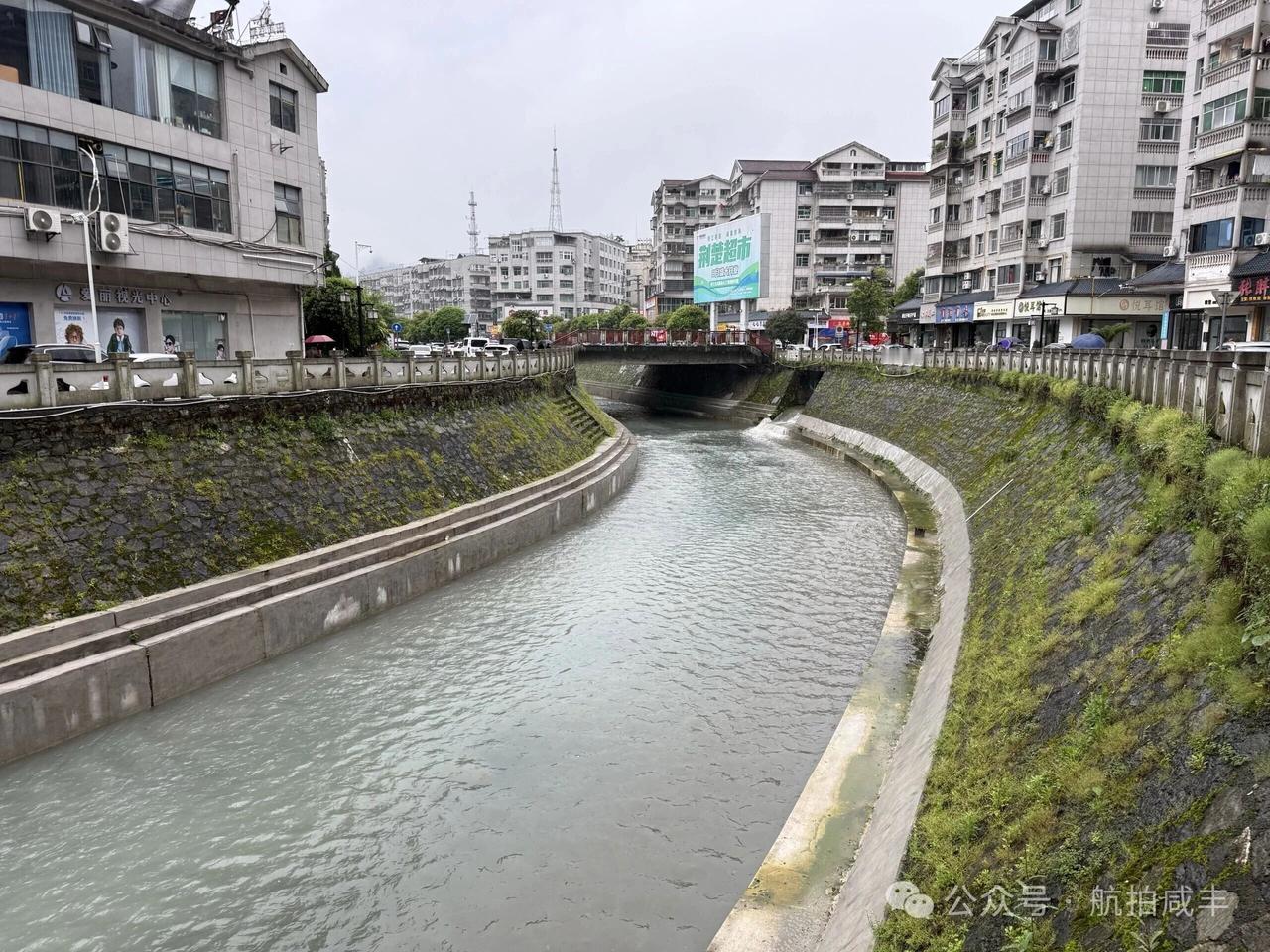 咸丰县城这条河从臭水沟变成了今天的模样！