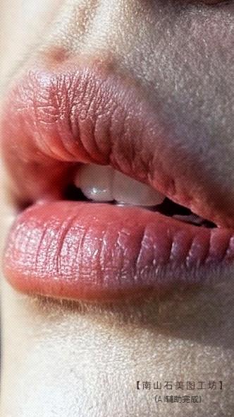 镜头凝住这方柔雾粉棕天地，唇瓣似花瓣承着晨露微光，纹理藏着风的韵律。柔而不娇，淡