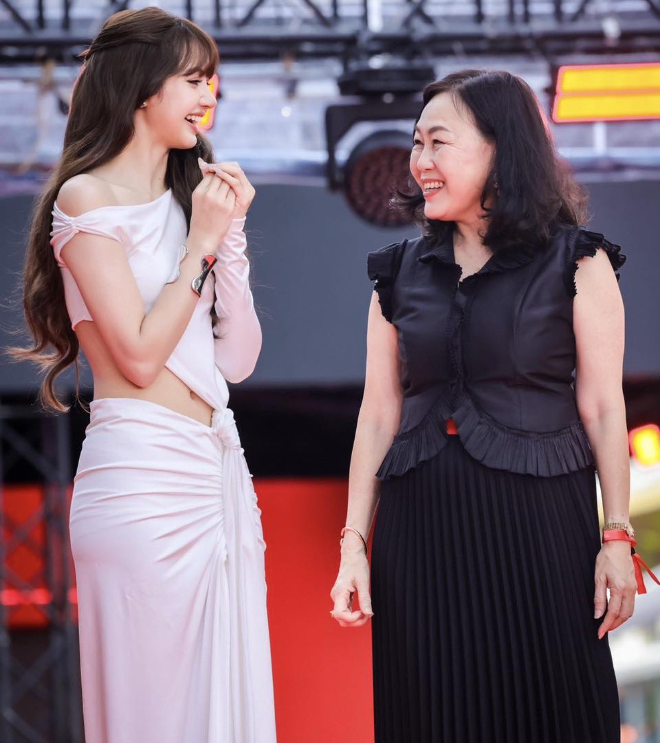 LISA 与 Wallaya Chirathivat 女士，这位奶奶竟然是Cen
