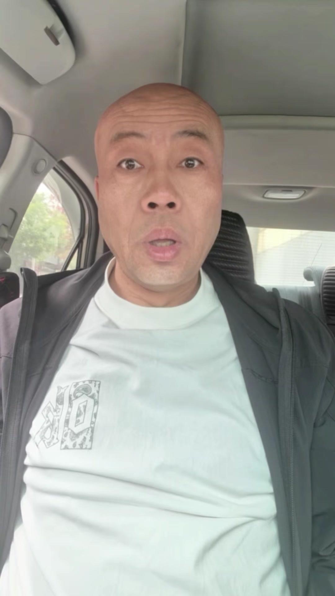 ✨婺源城管的暖心执法，五一必去！🌿在婺源遇到城管处理摆摊，全程暖到心窝！
1️