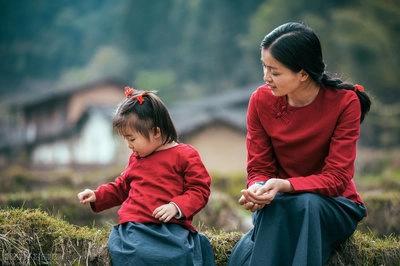 人和人是真的不一样的，天下母爱也不是都有共性的。

邻居女孩是一个单亲家庭的孩子