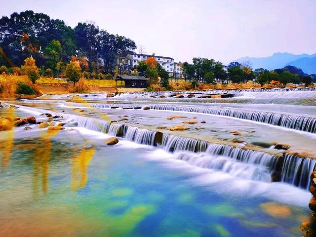 霜枫片片舞云轩
秀水拨弦奏曲闲
一剪秋风拂面去
万叶辞秋飞满天，美景令人陶醉  