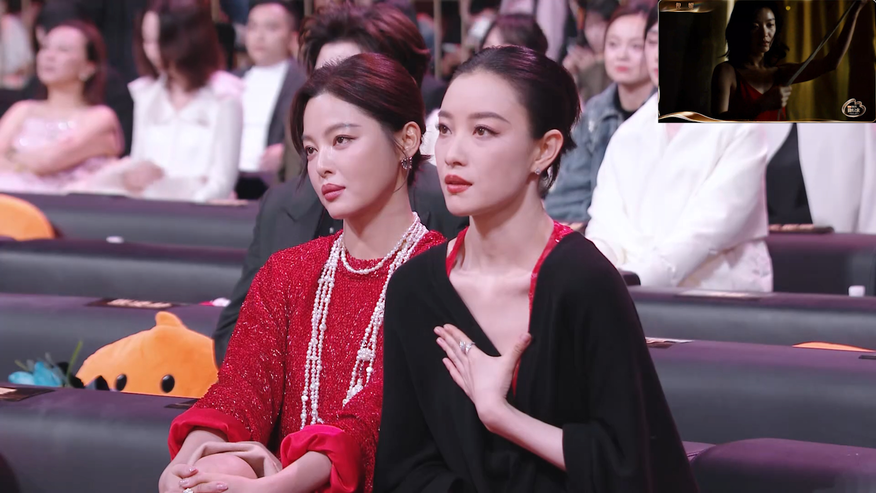 看自己饰演的角色时，眼神坚定得仿佛要入dang，把自己定格成了jpg 