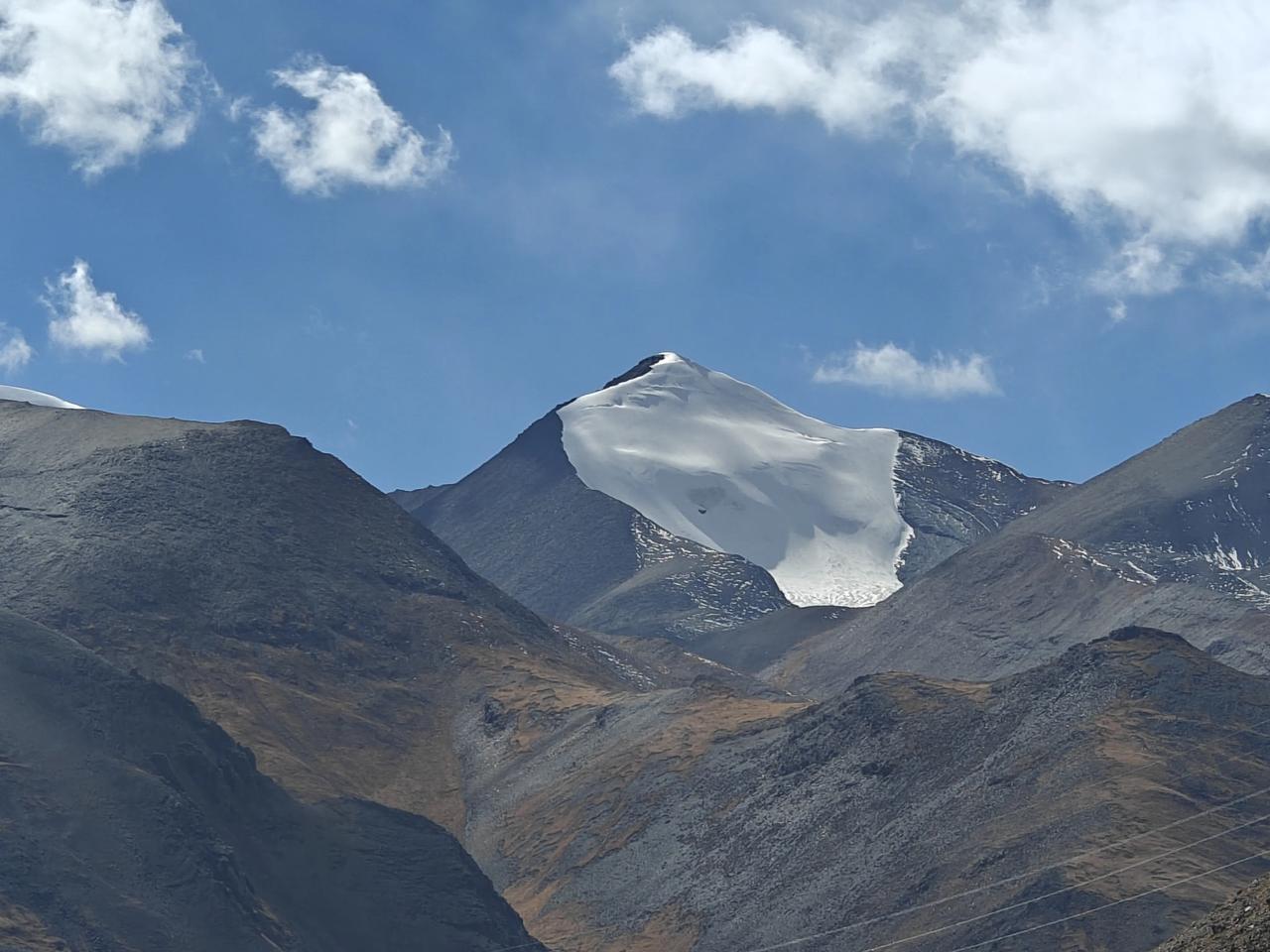 Find X6Pro拍雪山色彩问题太大了，黄色大山硬是拍的泛绿色。

图一到图六