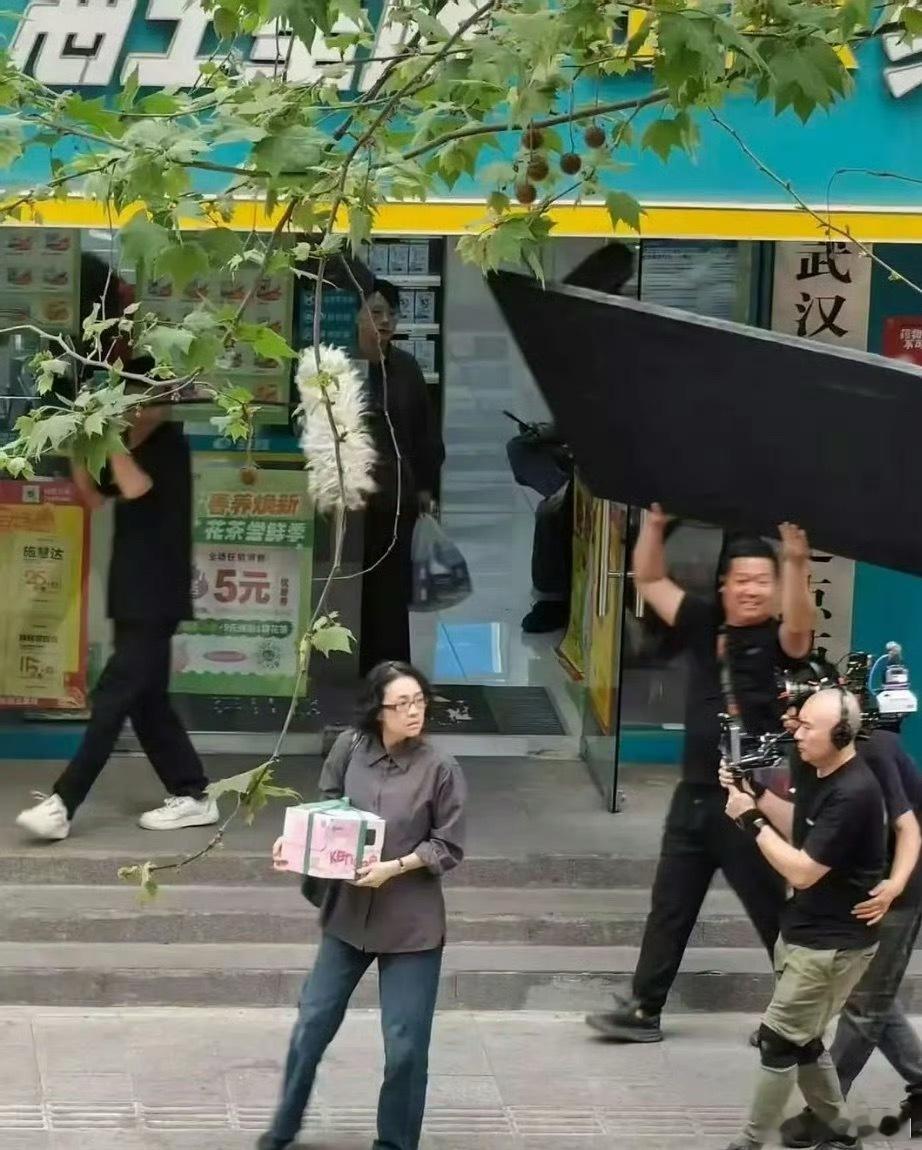 章子怡主演曹保平新片《寻子遗迹》路透来了，照片中章子怡造型朴素，完全看不到演员本