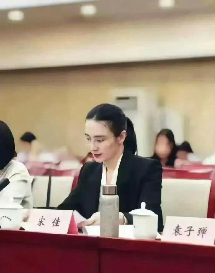 宋佳旁边的袁子弹真是让人眼前一亮[捂脸][捂脸][捂脸]，难为她还能坐的这么淡定