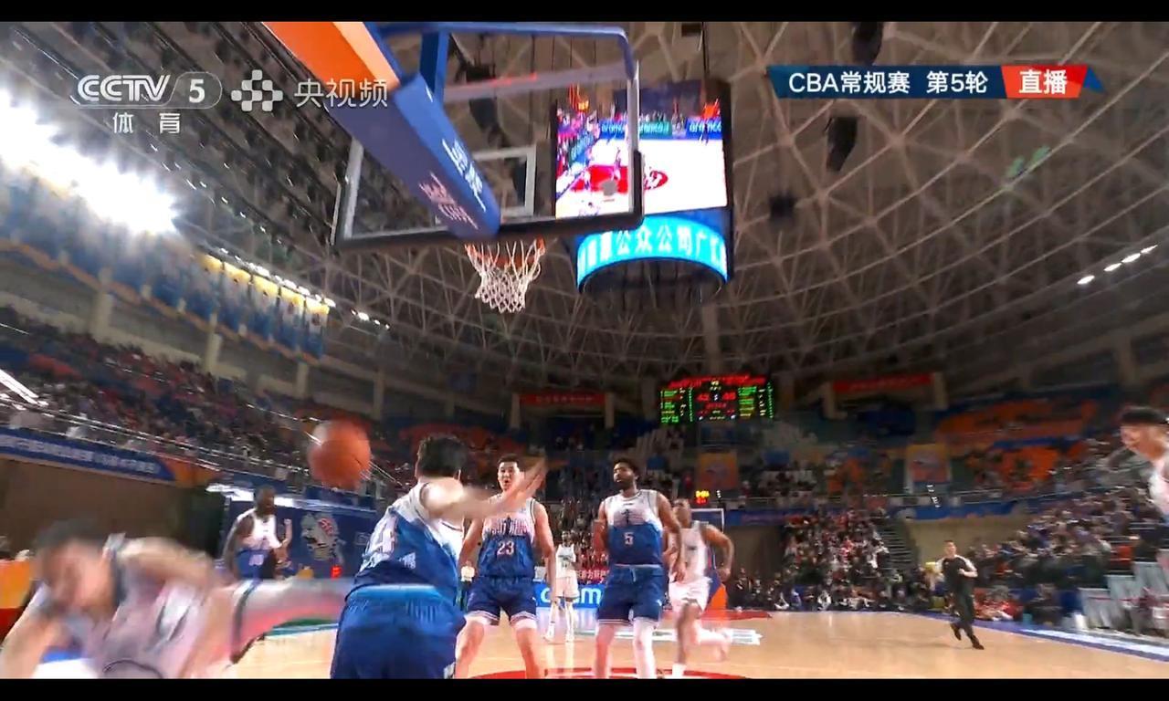 哈里斯助攻齐麟造杀伤，救命稻草半场5失误，刘炜冒险可能会输球


哈里斯上半场9