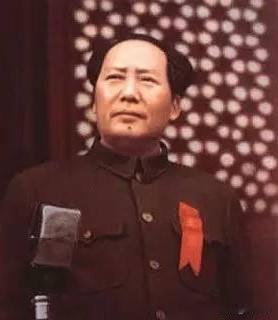 谢邀。新中国成立以来，数十人称得上伟人。其中我最敬佩的是：伟大领袖毛主席，敬爱的