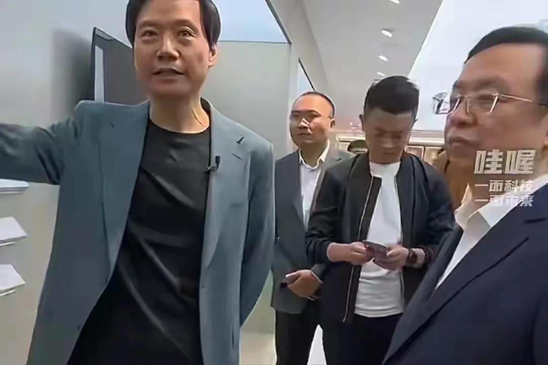 王传福参观小米汽车工厂后估计五味杂陈。小米汽车用着比亚迪的电池，可均价快到30万