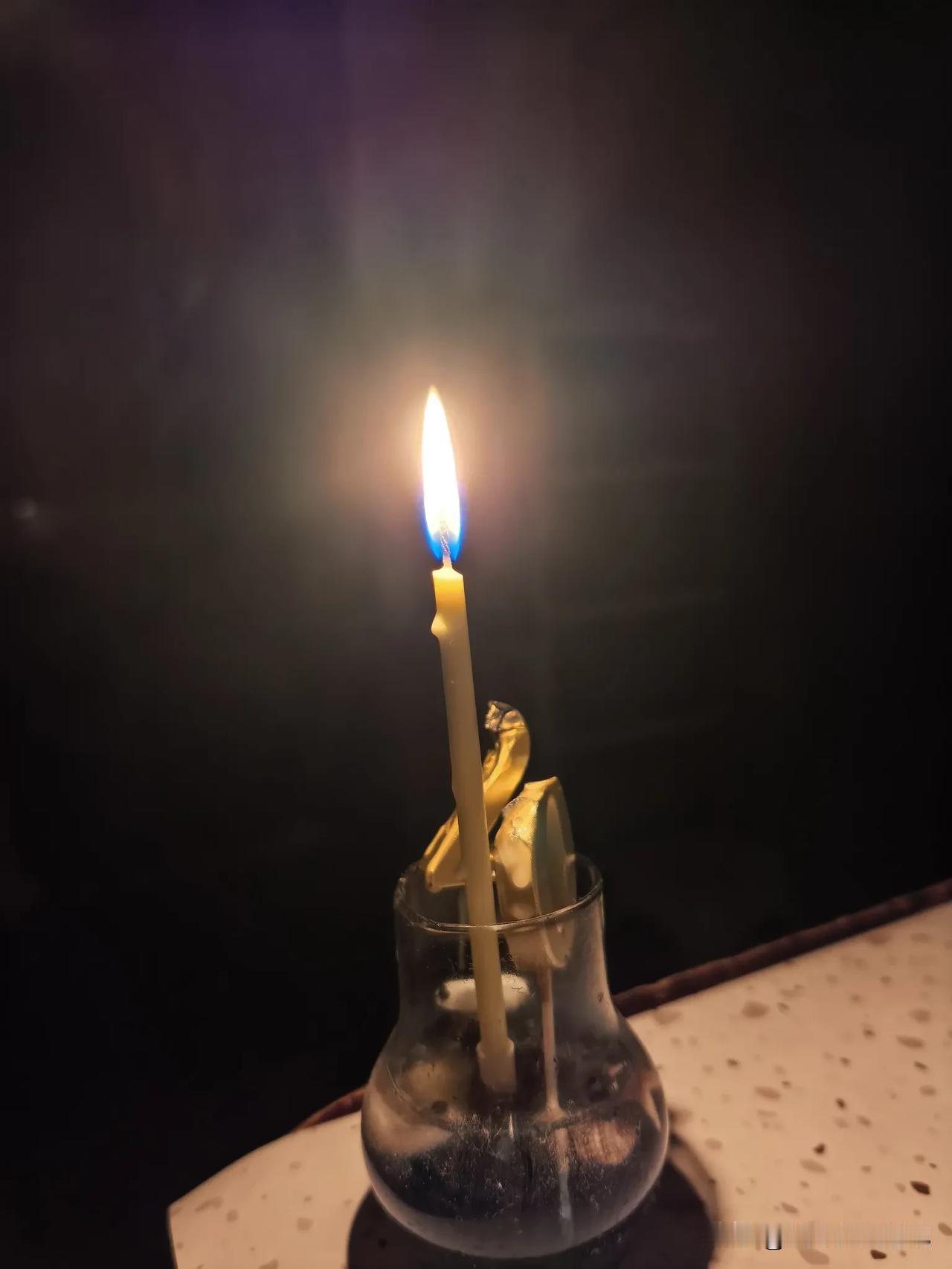 昨晚下暴雨，把楼下的变电箱搞崩盘了。窗外的雨声势浩大，狂风裹挟着雨点狠狠拍打在玻