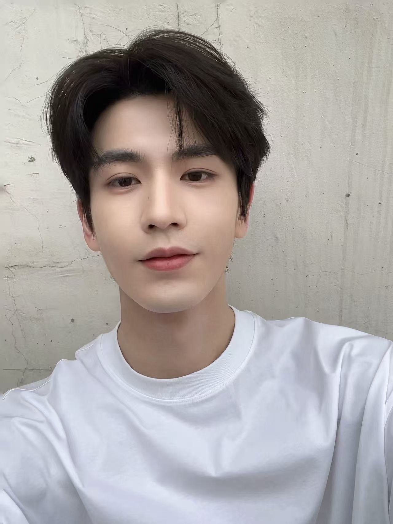 张凌赫白t比耶三连拍张凌赫比耶live三连拍张凌赫比耶live三连拍，哥来了，哥