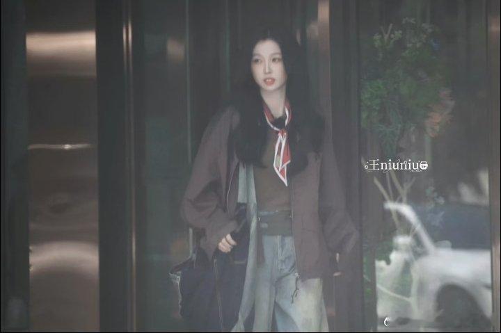虞书欣 种地吧虞书欣去种地？我只关心一件事：她是不是要把后陡门的狗都聊得“社恐”