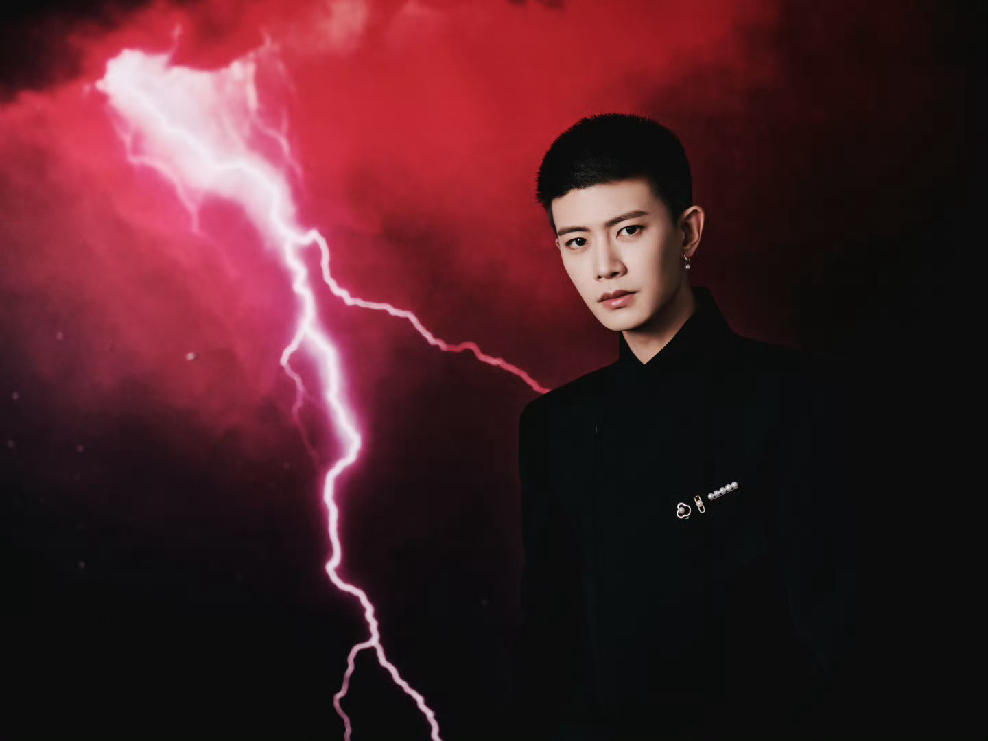 任嘉伦帅得太超过了，all black造型利落如刀裁，这波硬汉气场直接拉满！