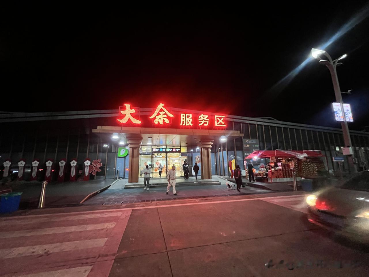 返程惊遇“江西高速天花板”！大余服务区，这波必须点赞

从广东自驾返回南昌，途经