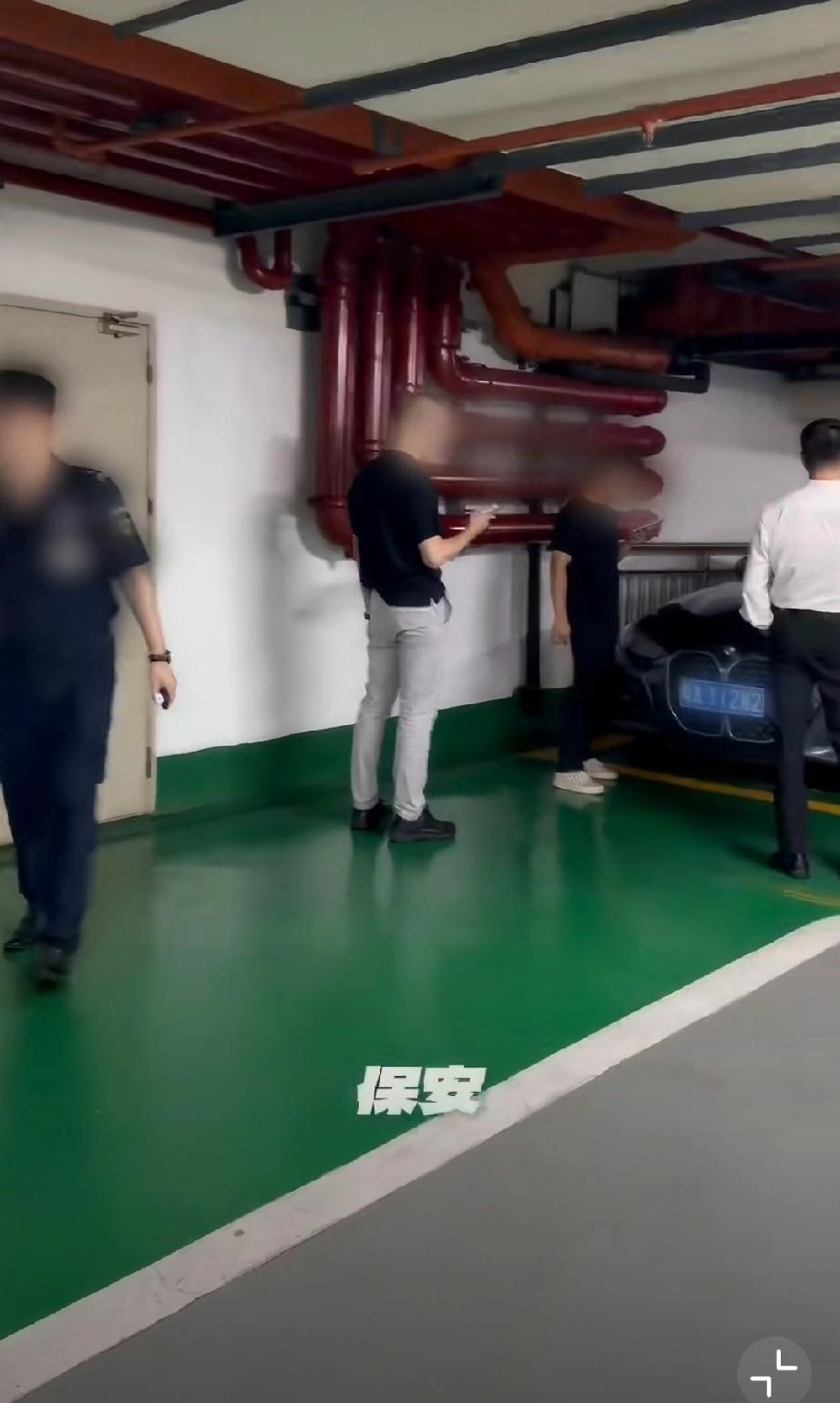 几名男子特意避开办公区域，跑到地下停车场角落里抽烟！结果还是被禁烟的美女给抓个正