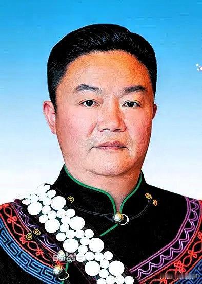 大半夜的

66岁的罗凉清被查了，

这下彻底凉了。

他本该在公园里遛鸟，看着