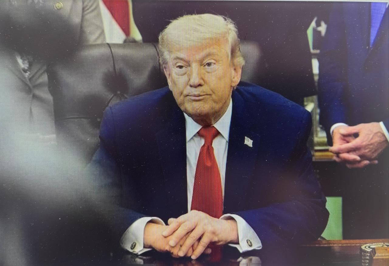 这一个大回合，伊朗高调喊：我们赢了！而美国却少见的没有喊：我们也赢了；
至少目前