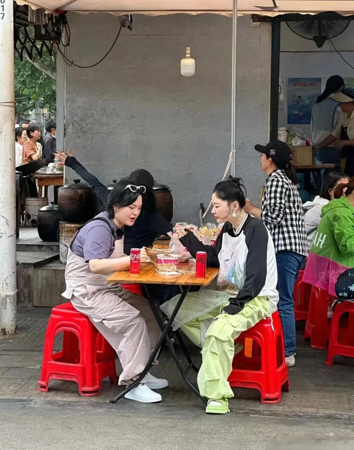 路边吃饭的金靖，白的发光呀，虽然不是美女，但路人缘很好，她也很接地气，这么出名了