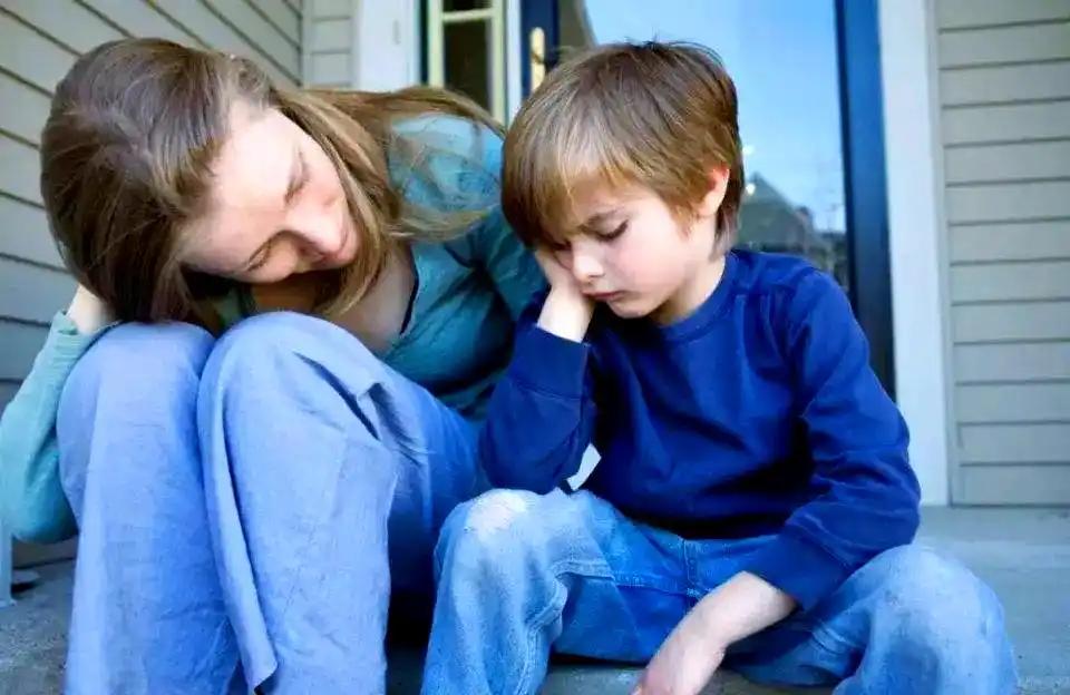 孩子沉默寡言，不是内向是心事太重！父母别再忽视这些信号
 
放学回家把自己关房间