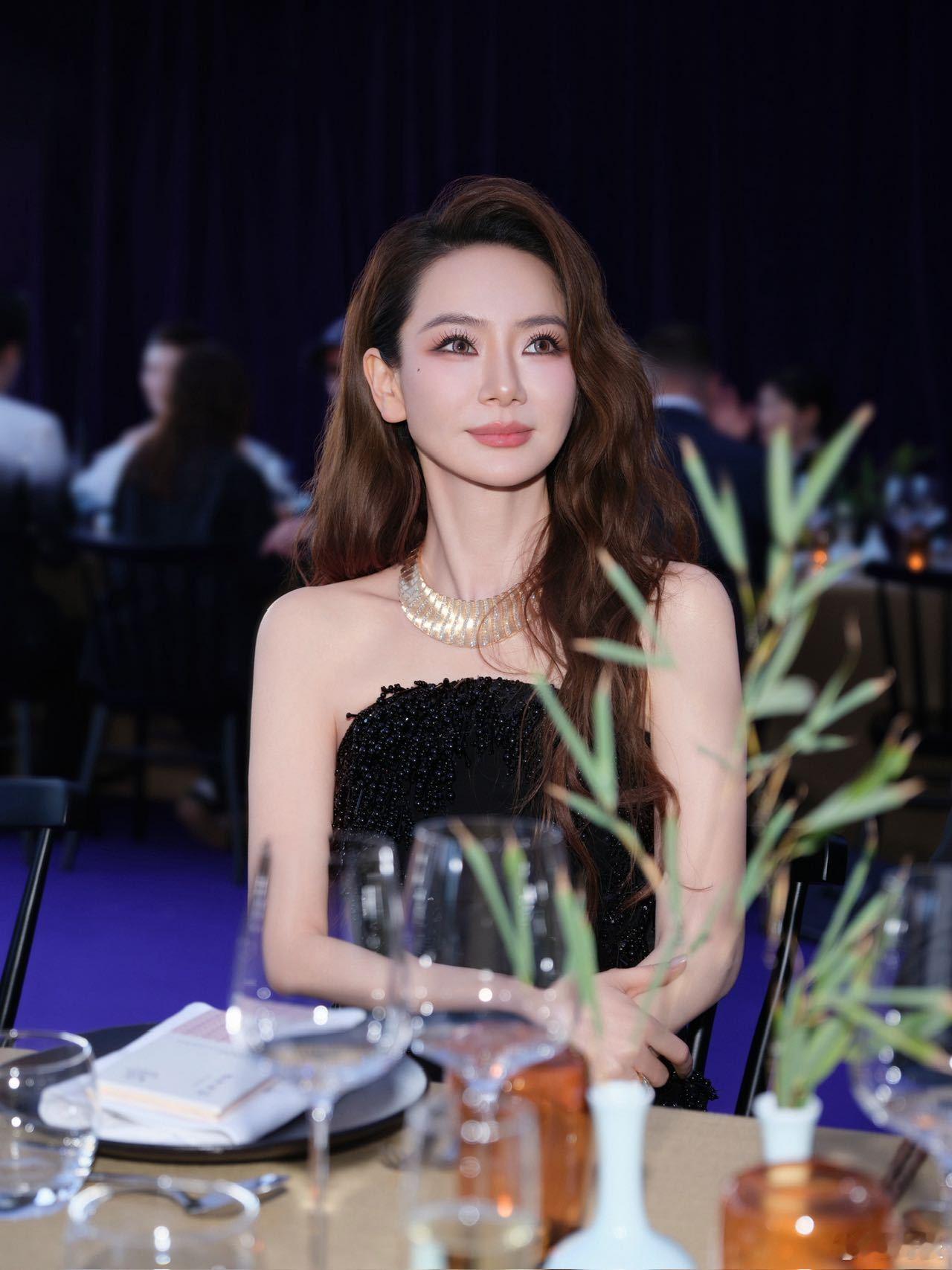 戚薇戚薇张涵予九年后再合体 妈耶，这俩人同框我居然有点想哭是怎么回事…《追捕》里