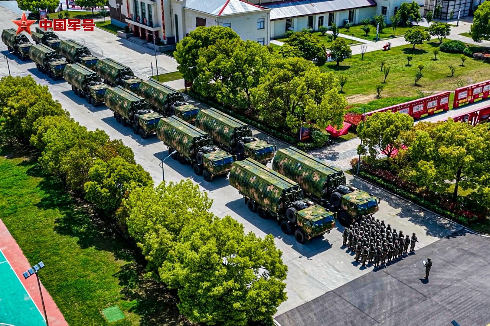 近日，陆军第71集团军某旅舟桥分队组织战备拉动演练。 