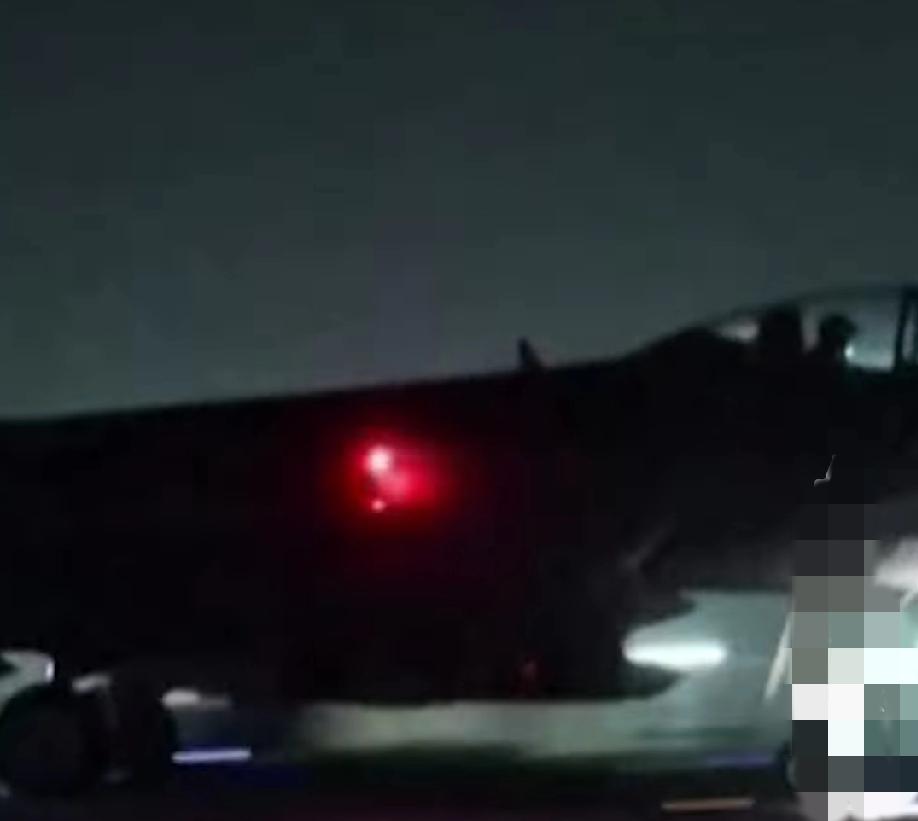 美国对达伊沙在叙利亚的据点发动大规模空袭。军方消息称，主要据点遭到多次袭击这些打