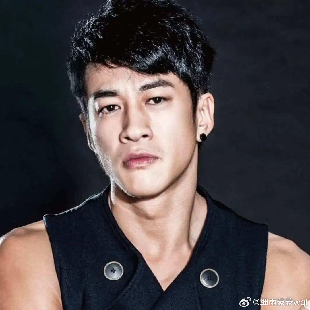 记者:哪部剧让你再次爆红？何润东:逐玉记者:你在里面饰演什么角色呢？何润东:我没