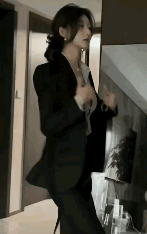 从这身穿衣打扮能看出来她是从事什么职业来吗？穿衣品味的魅力 穿衣才得体 穿衣自由