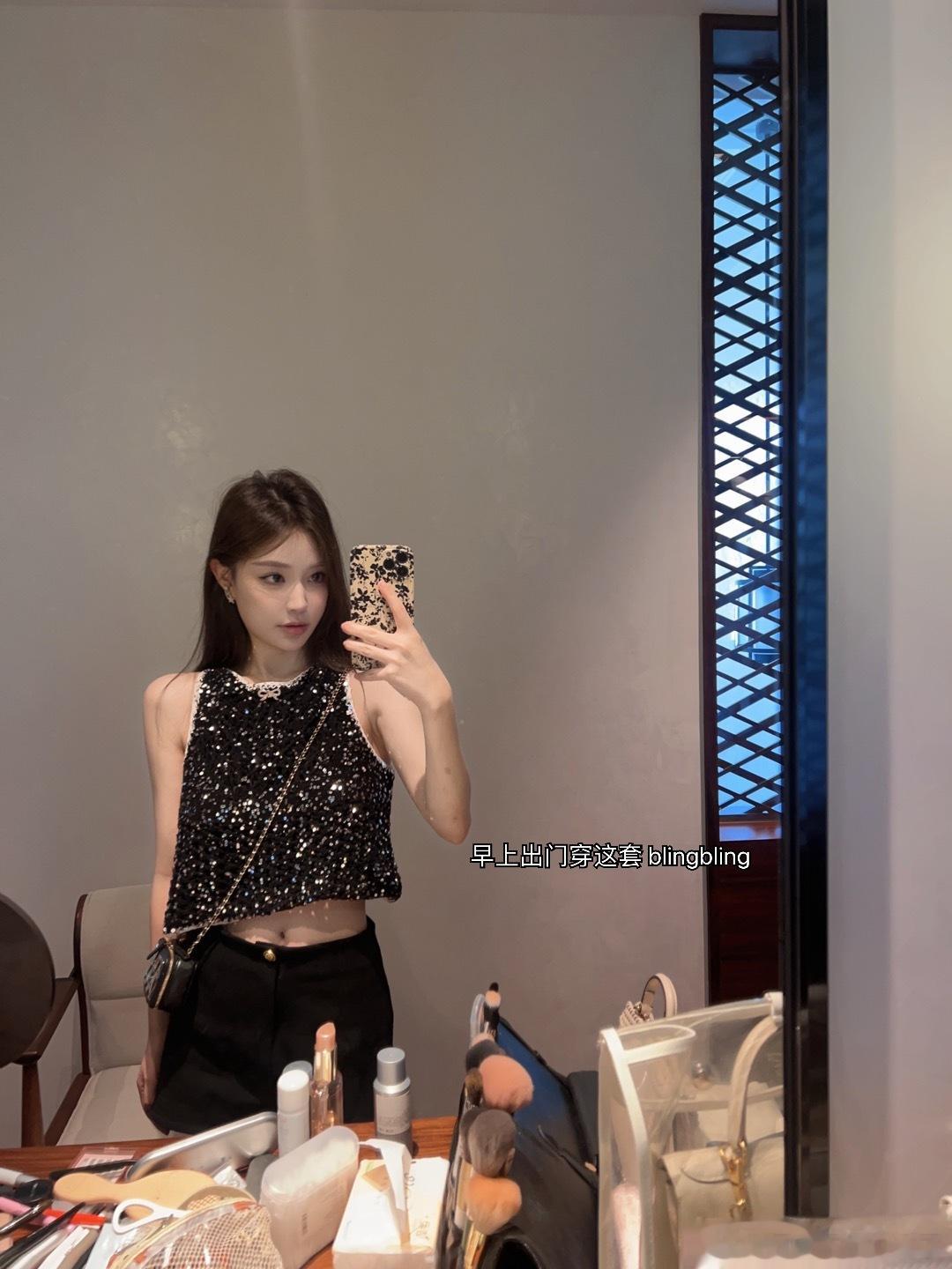 早上好～！先发一组昨天的look！小香亮片背心有没有越看越好看呢今天打算穿白色去