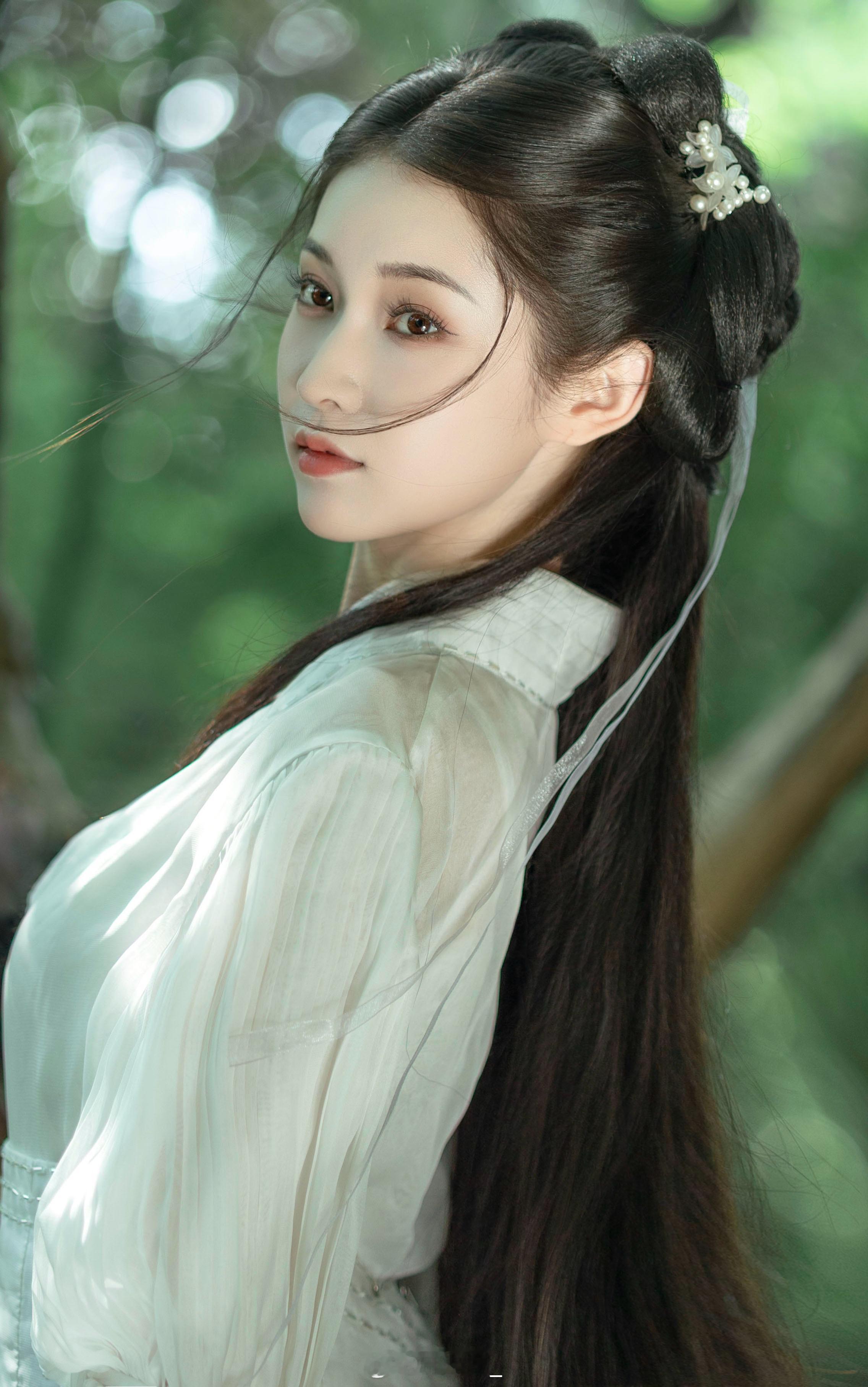 “一袭白衣不染 一剑扶尽不平”楚来乍到古装 📷💄：​​​