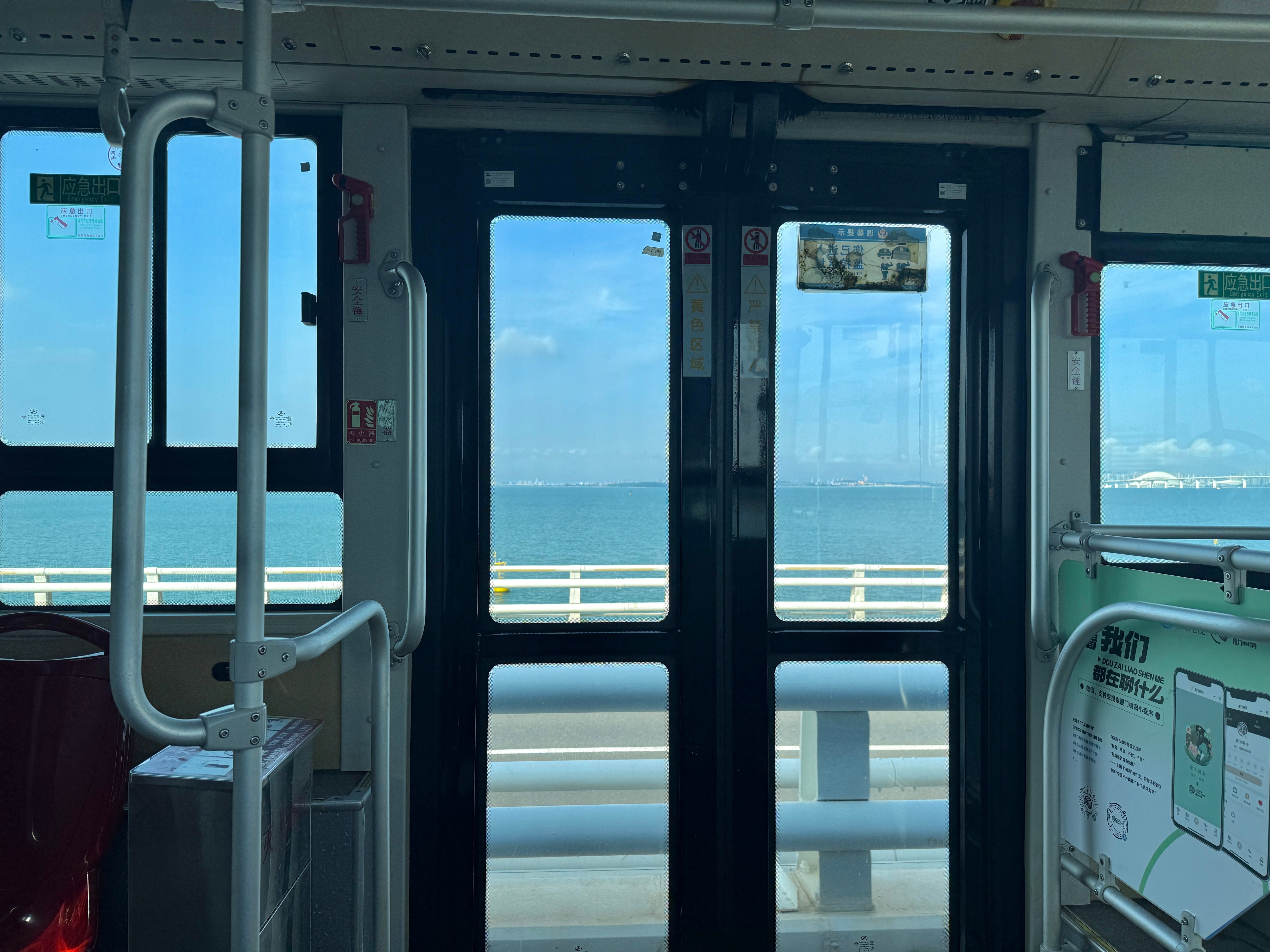 坐着海上公交🚌在二手市集上买了一本很新的《昆汀访谈录》，15元，嘿嘿。 