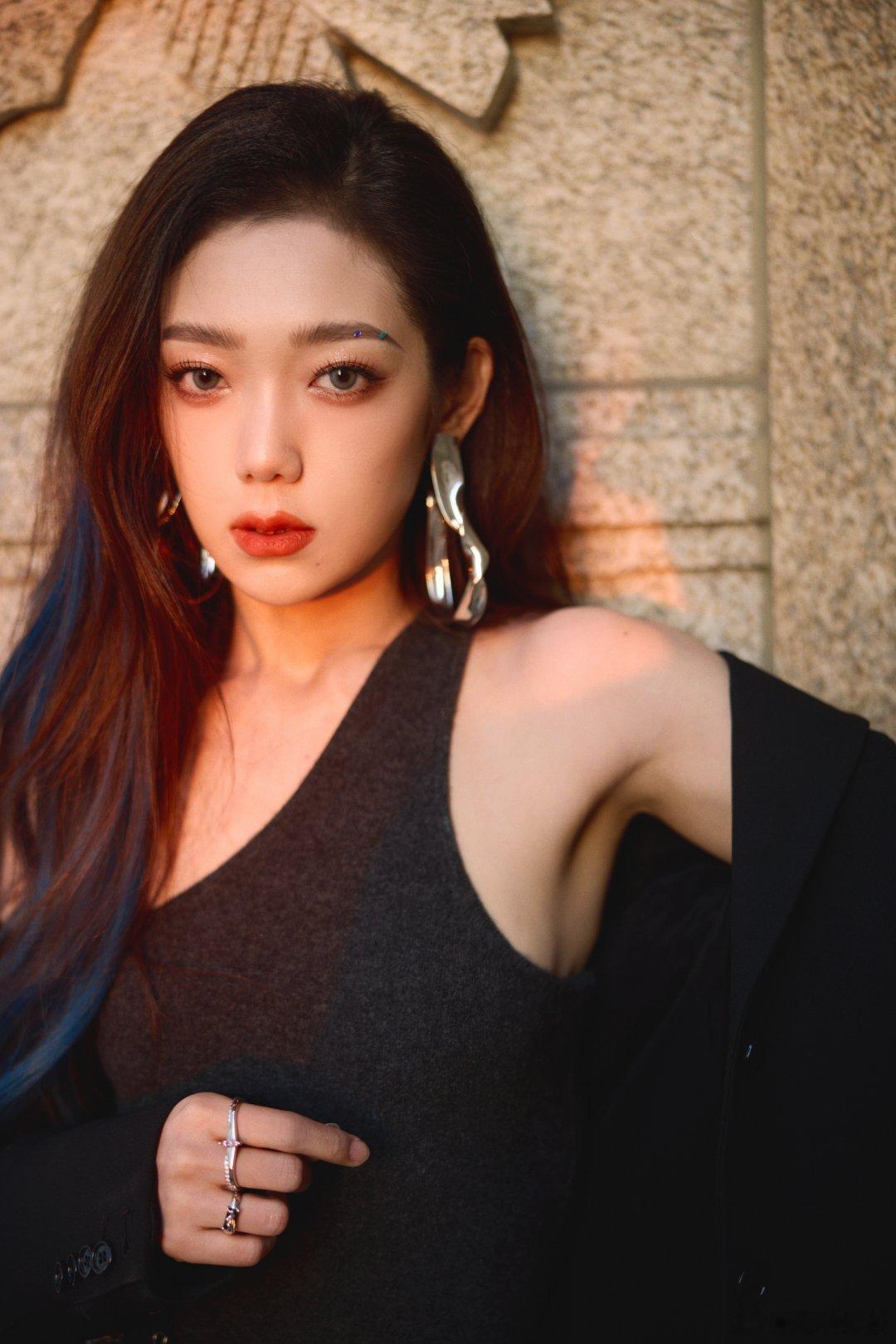 #硬糖少女303##希林娜依高# 今日份糖妹新鲜物料希林娜依高工作室更新新定妆照