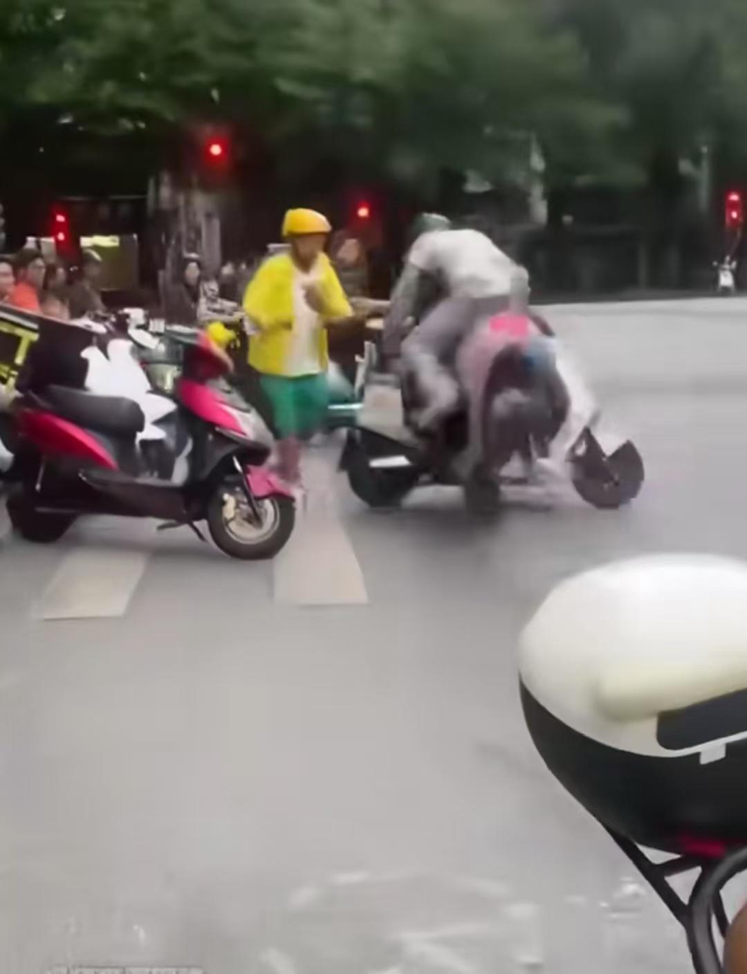 男孩与骑手在路上发生争执，骑手离去时男孩破口大骂，骑手越听越气调头回来将男孩撞倒