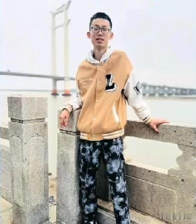 广东一20岁小伙患格林巴利综合症，病痛缠身，和病痛抗争了4年多，实在忍受不了了，