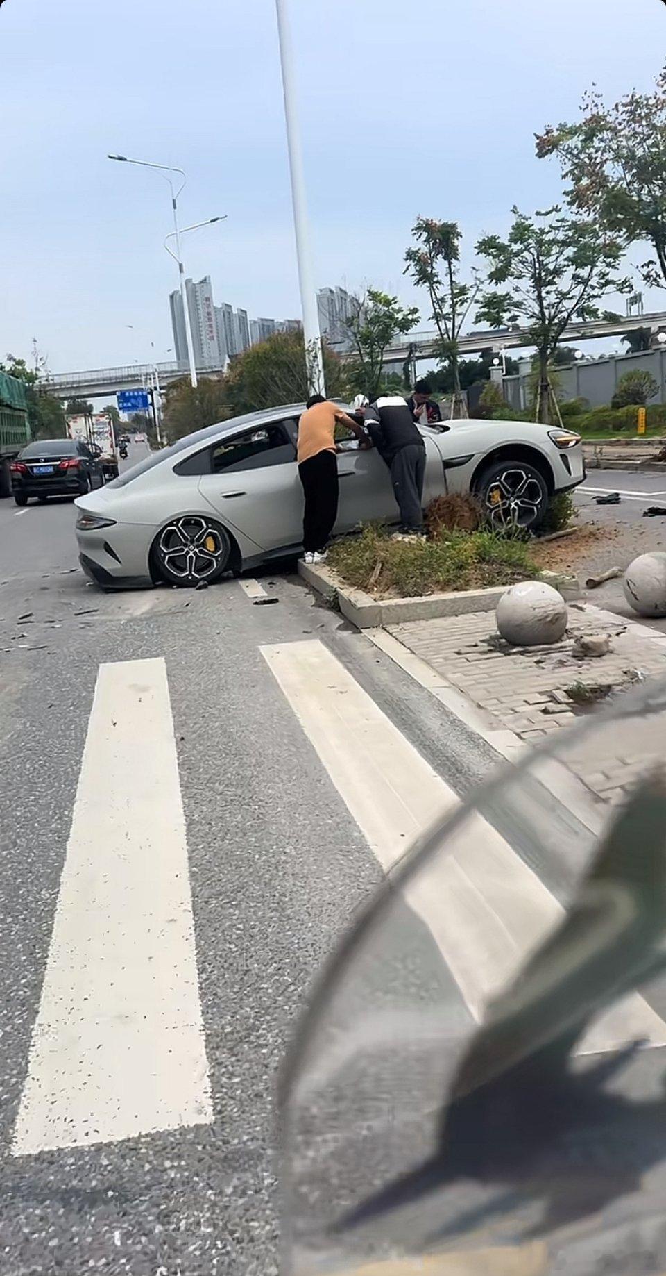 小米SU7的车身姿态和车漆确实好看。 ​​​