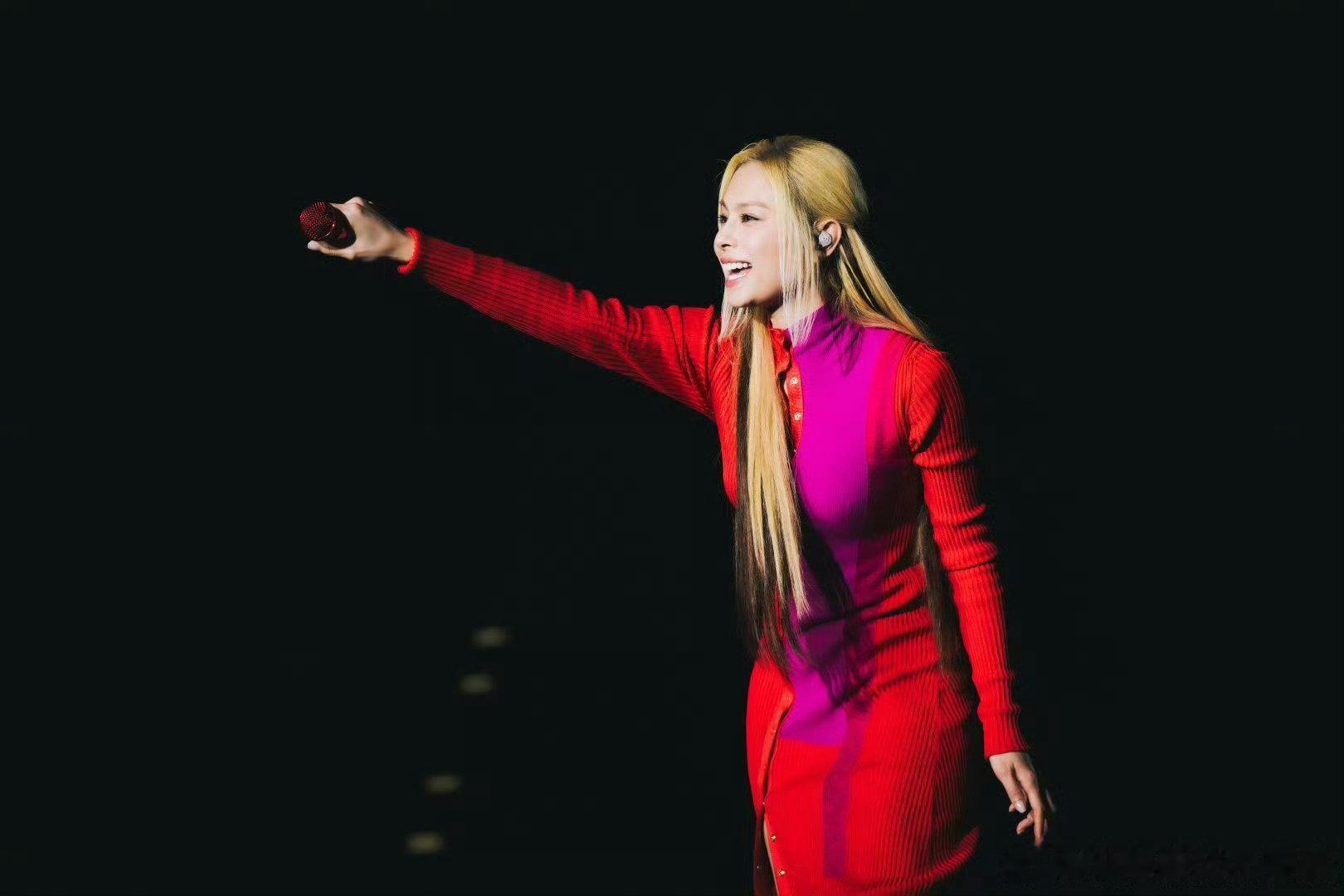 黑眼豆豆演唱会开场直接被李幸倪 惊艳到！开口稳如CD，舞台张力拉满全场，感染力爆