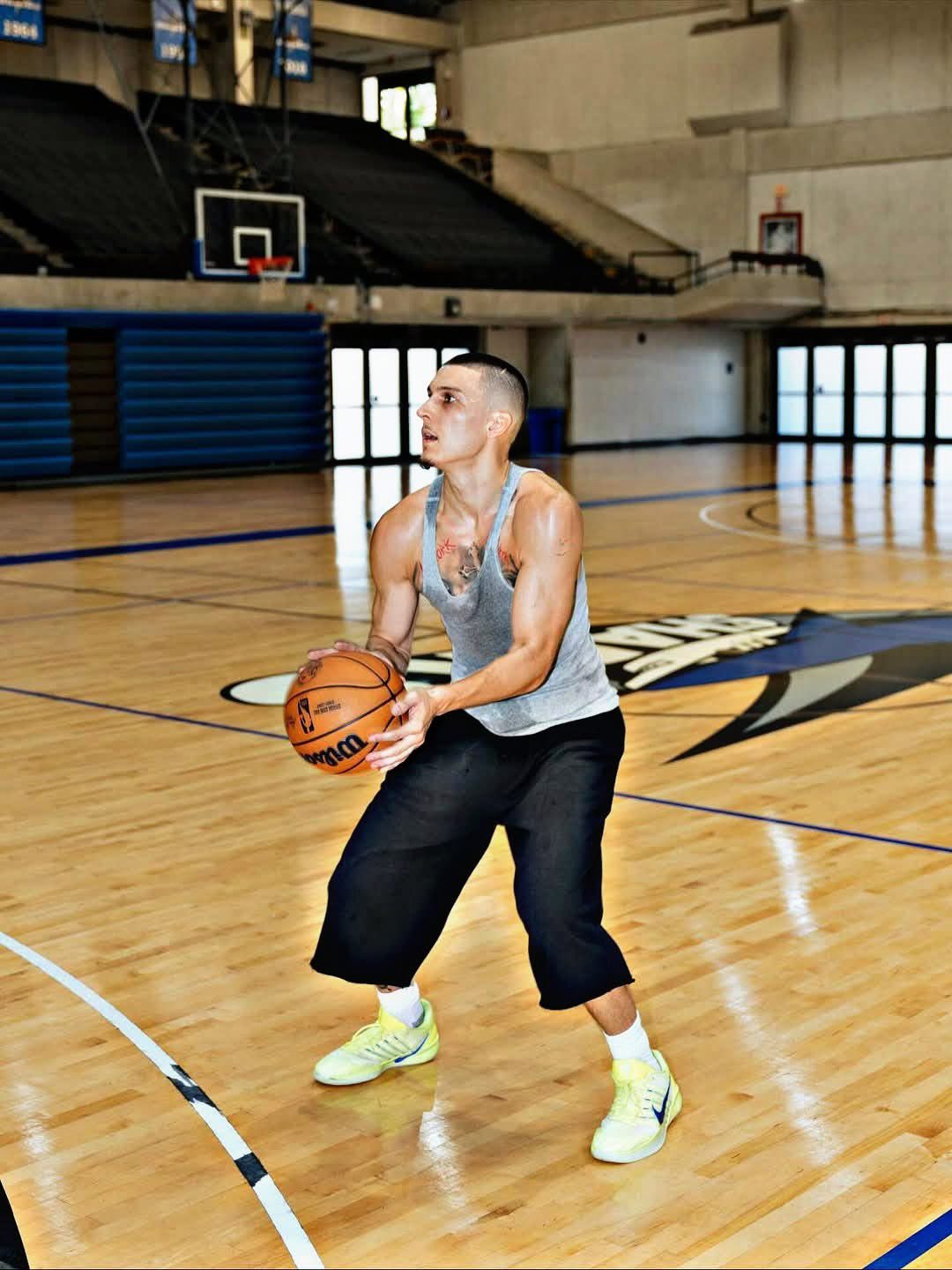 明日对阵骑士伤病报告：大概率出场（75%概率）：德鲁史密斯（右膝；挫伤）缺席：希