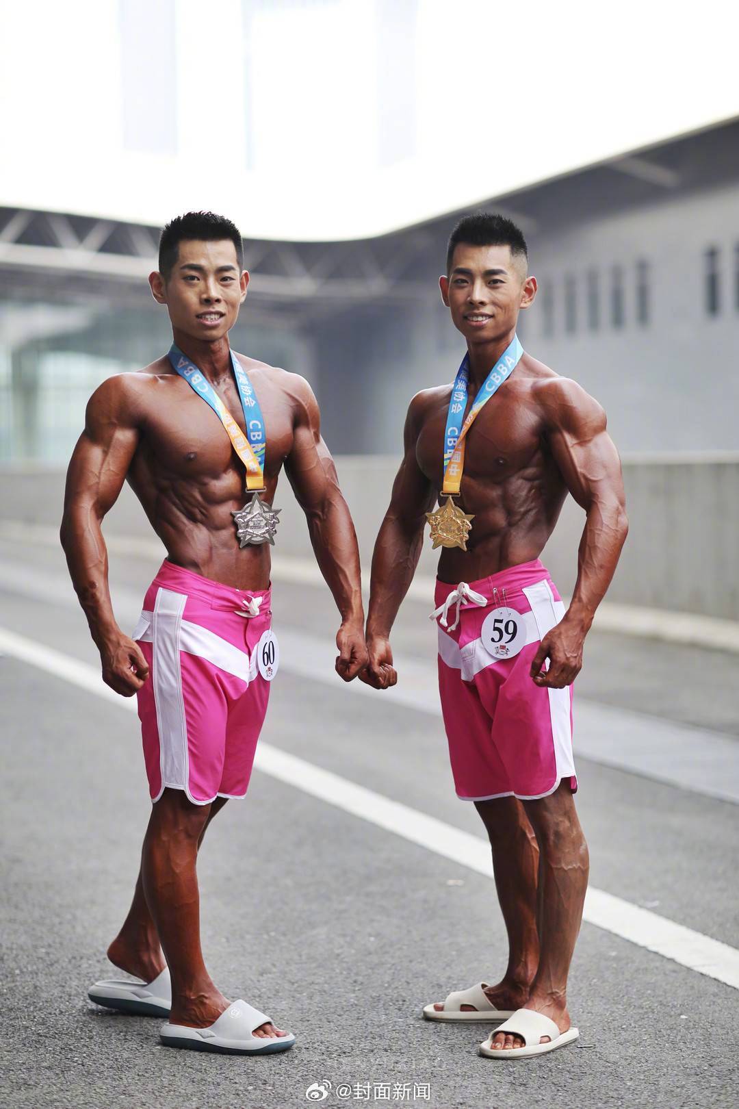 【#成都健美双胞胎站上同一领奖台#】5月24日，在成都进行的2024体博会上，一
