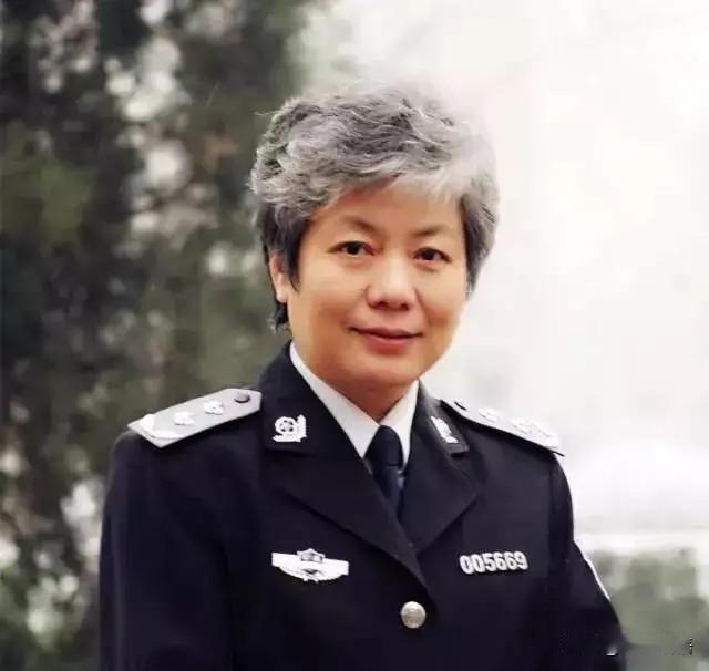 犯罪心理学家李玫瑾教授建议：
“凡是扶了老人被要求天价赔偿的，在老人拿不出任何证