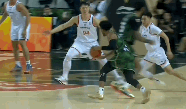 王哲林减重之后，在篮下协防的速度明显快了，这个对所罗门的封盖，有点当年的影子！南