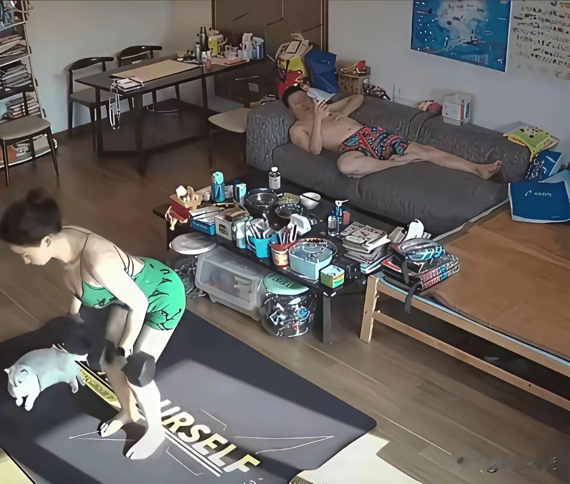 这男的一看就是事业有成，身家可观，
女的也明显感到了危机，
开始锻炼，保持体形。