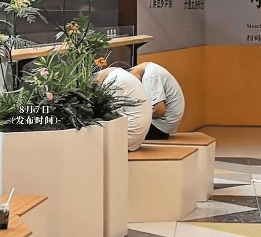 "彻底废了！" 山东，一名女子逛商场，看到不远处有两个男孩低着头不知道在干什么，