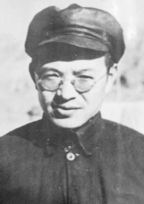 看了《伟大的长征》才明白，遵义会议后洛甫真的确实适合当中央总负责人！

很多人只