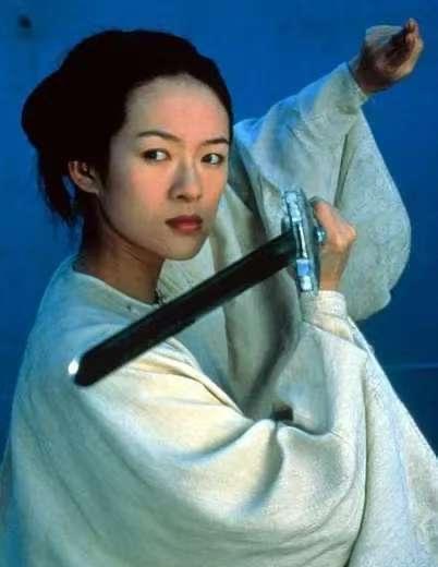 你以为《卧虎藏龙》把武侠救活了？
它其实把武侠“改行”了。
90年代的江湖是硬的