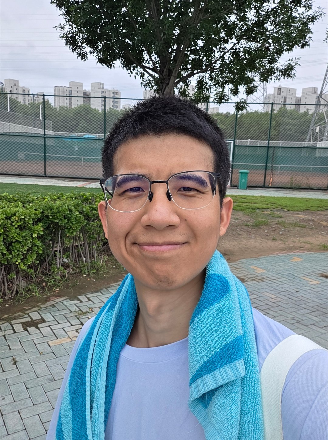 昨天实在起的太早了，困的我晚上八点就睡了，一觉睡到今天早上八点，12 个小时睡眠