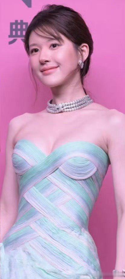 赵露思这身材穿礼服还。。。。是要给让大众身材焦虑嘛？？ ​​​